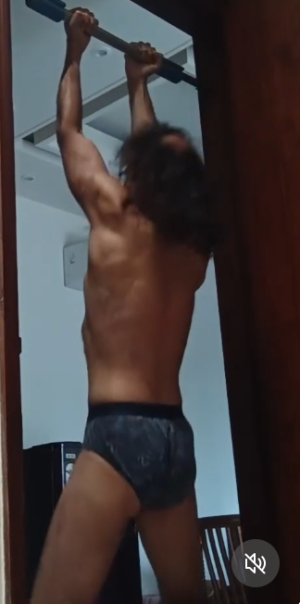 That sexy X shape, back.